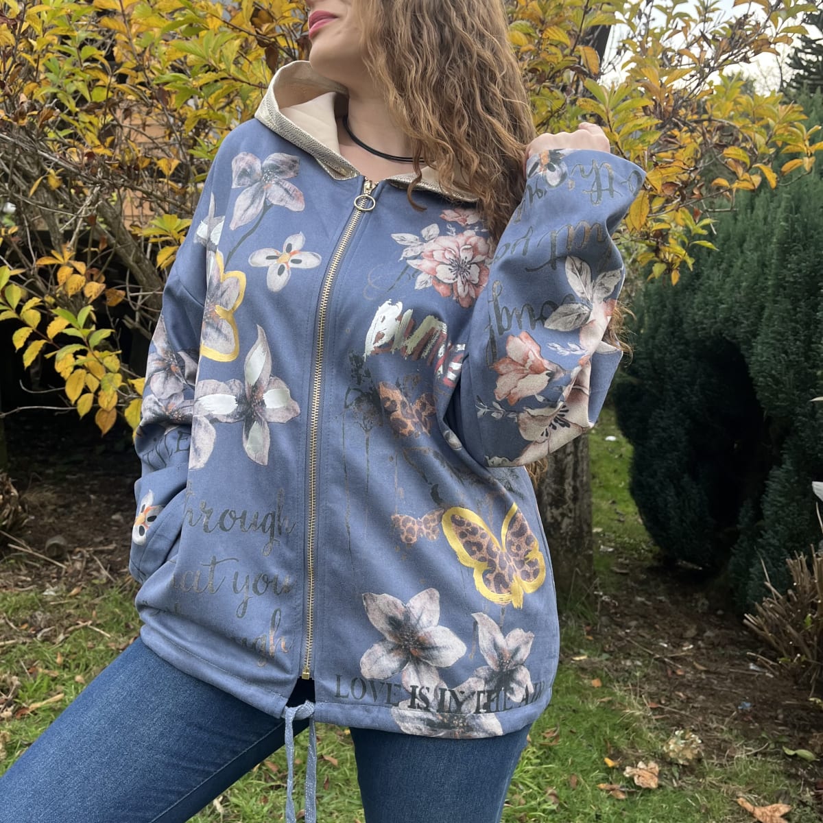 Poleron gamuzado foil floral azul con capucha metalizada3