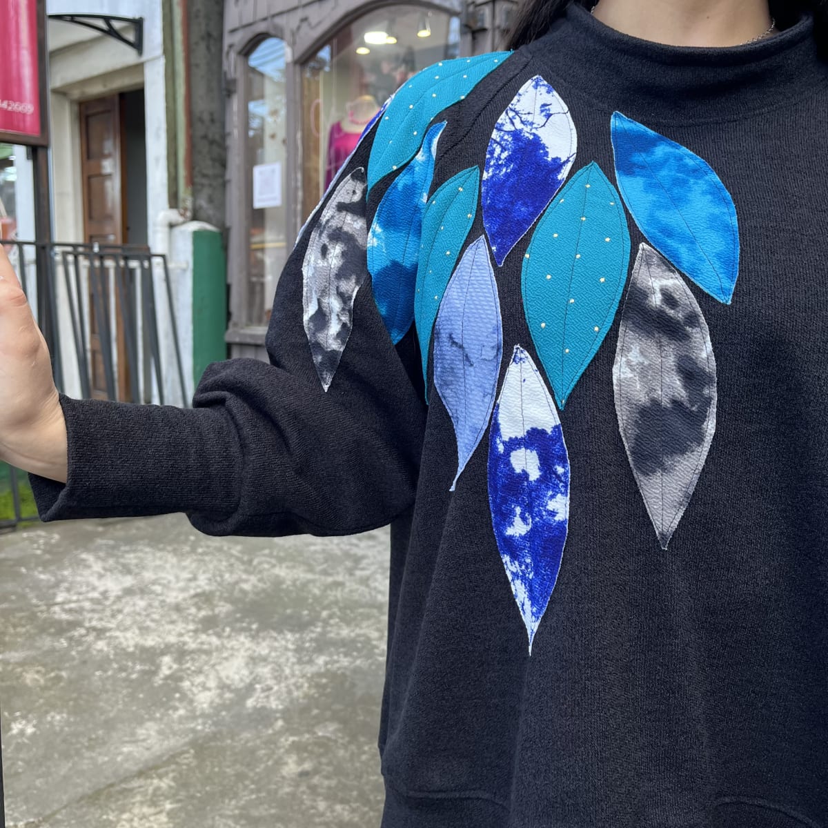 Sueter Olivia hojas lanilla negro azules2