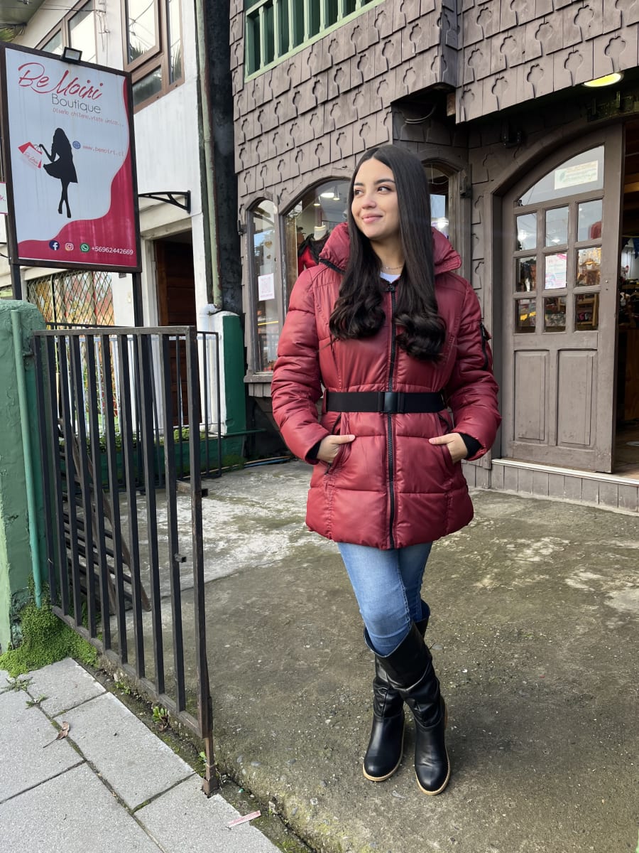 Parka WADOS Burdeo larga con cinturon y capucha3