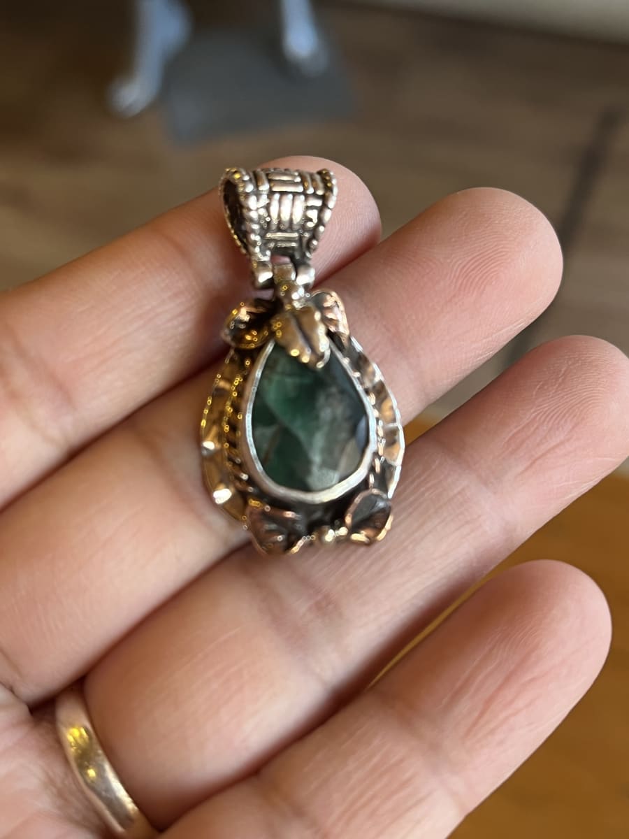 Colgante plata y bronce esmeralda1