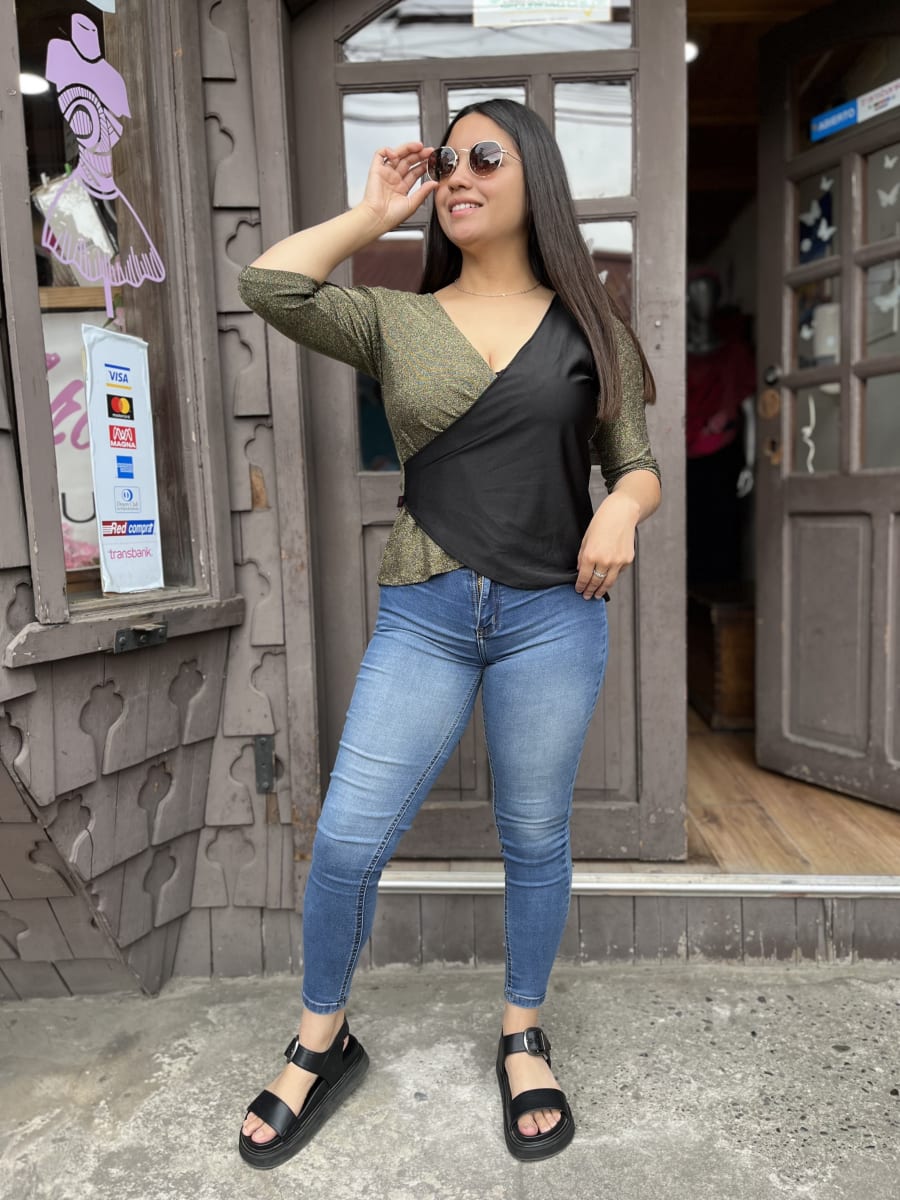 Polera Gloria velvet negro destellos dorados1