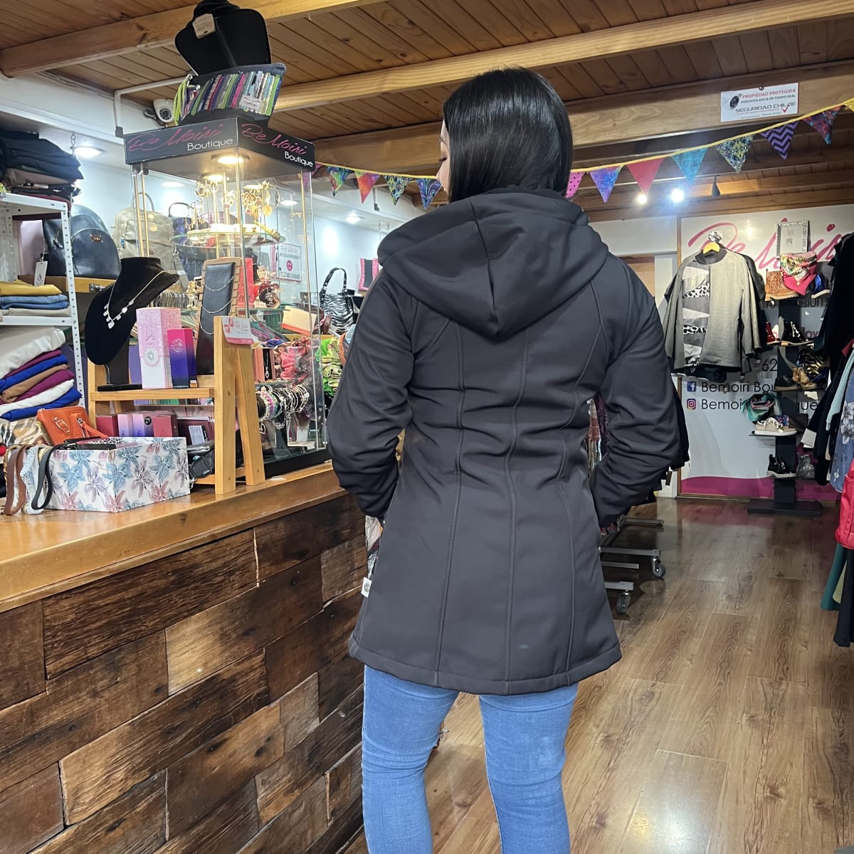Abrigo Softshell negro nudo de brujas impermeable y termico3