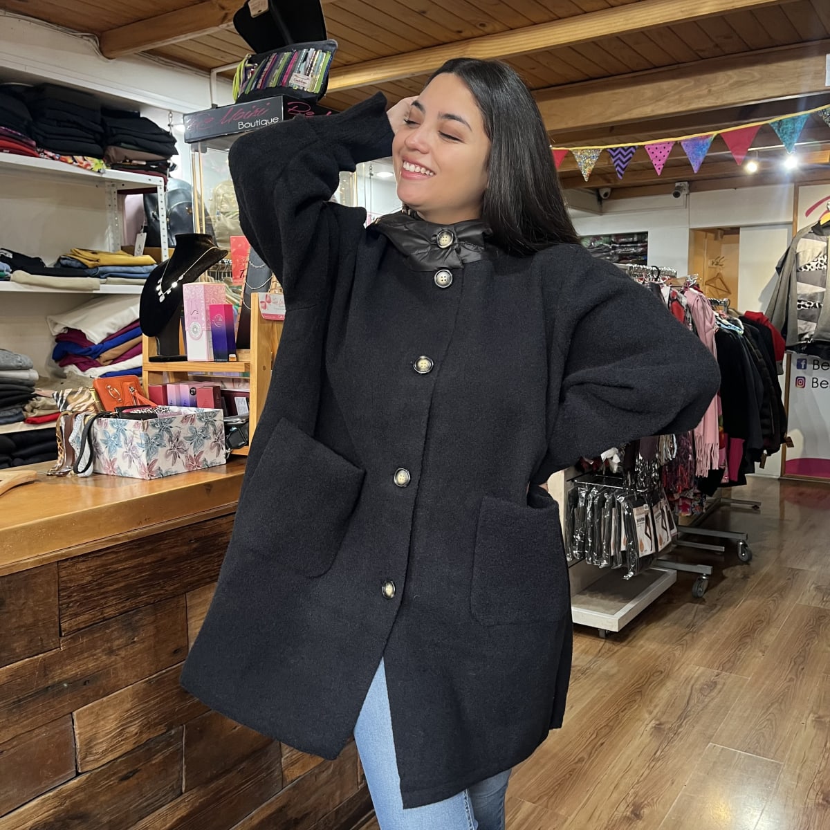 Abrigo paño negro capucha parka con botones2