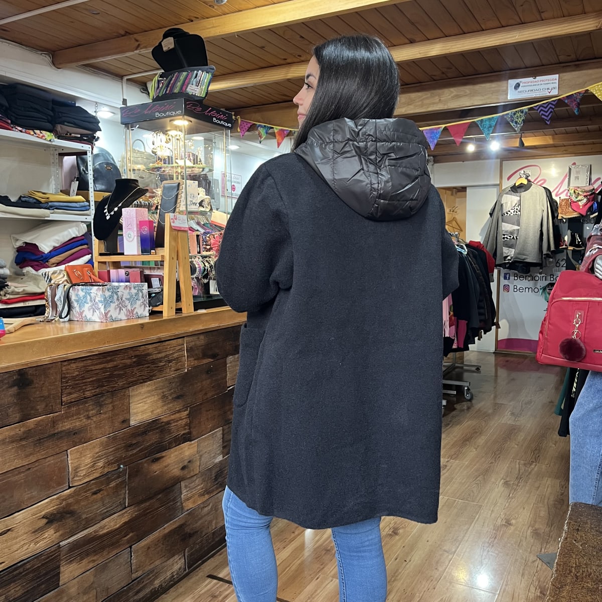 Abrigo paño negro capucha parka con botones3