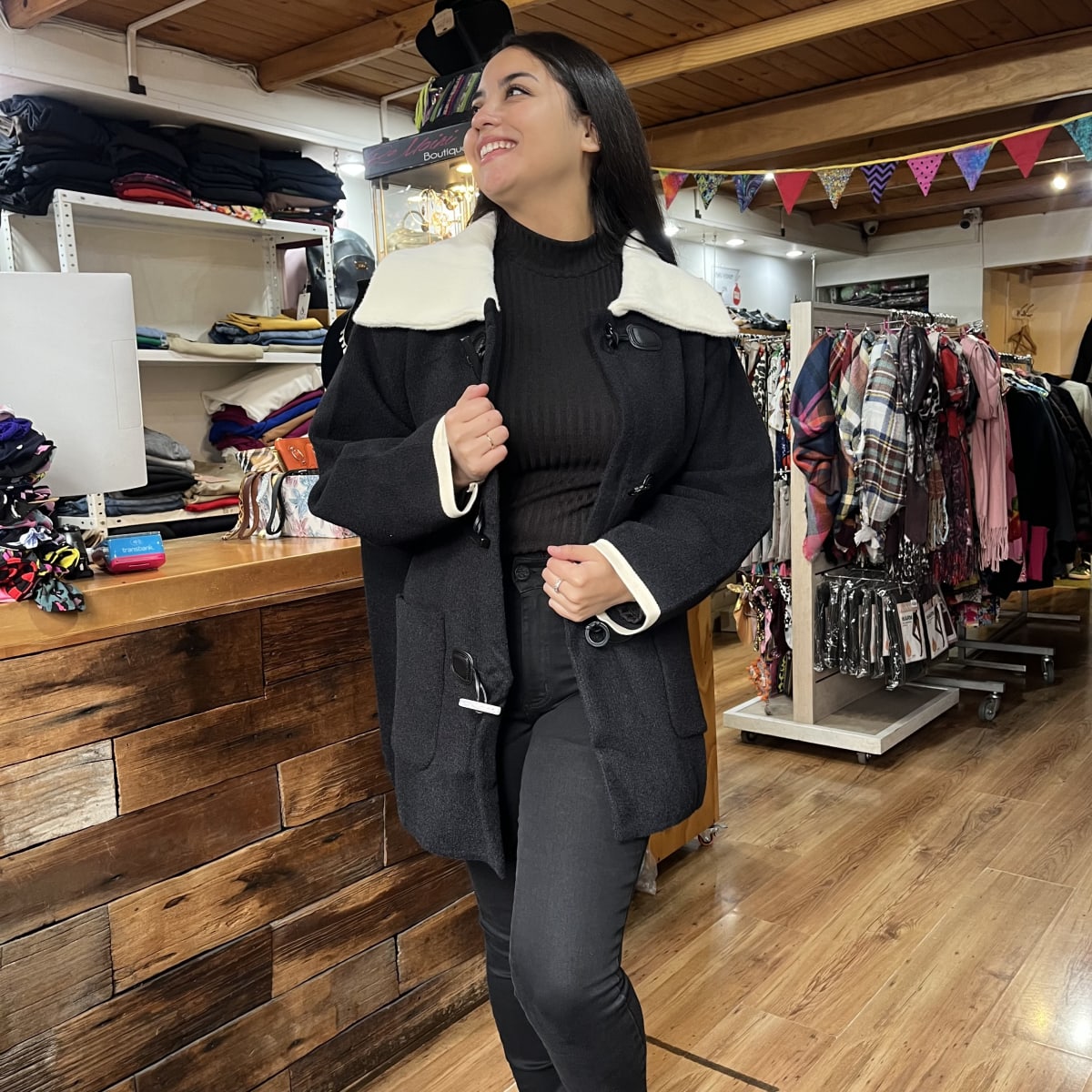Abrigo montgomery paño negro cuello blanco4