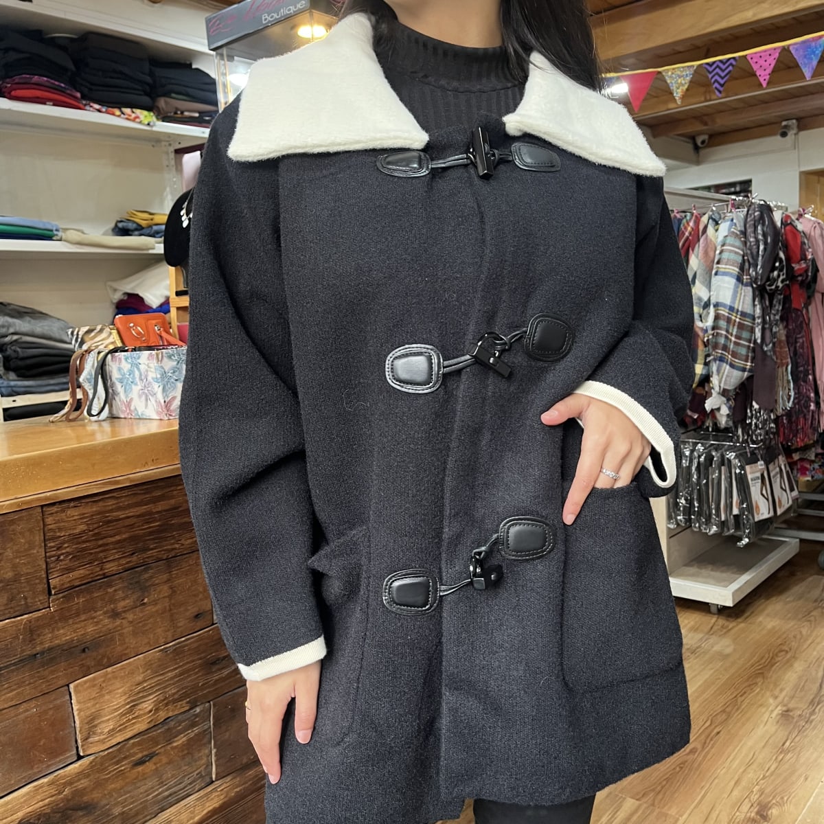 Abrigo montgomery paño negro cuello blanco3