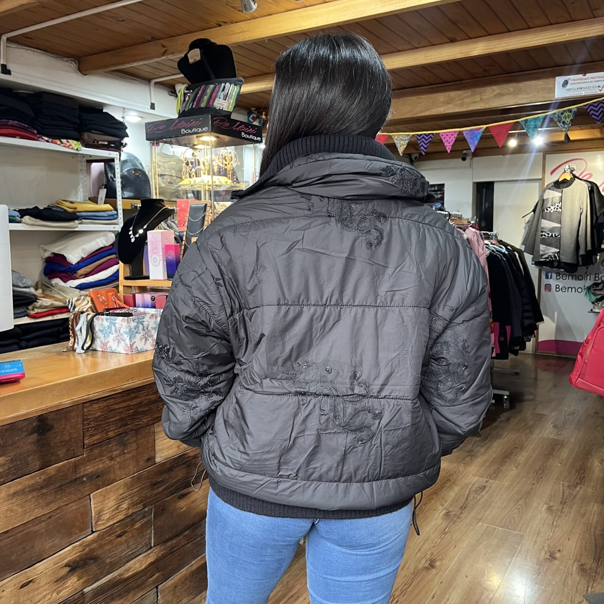 Parka bordada negro 2 en 1 desmontable4