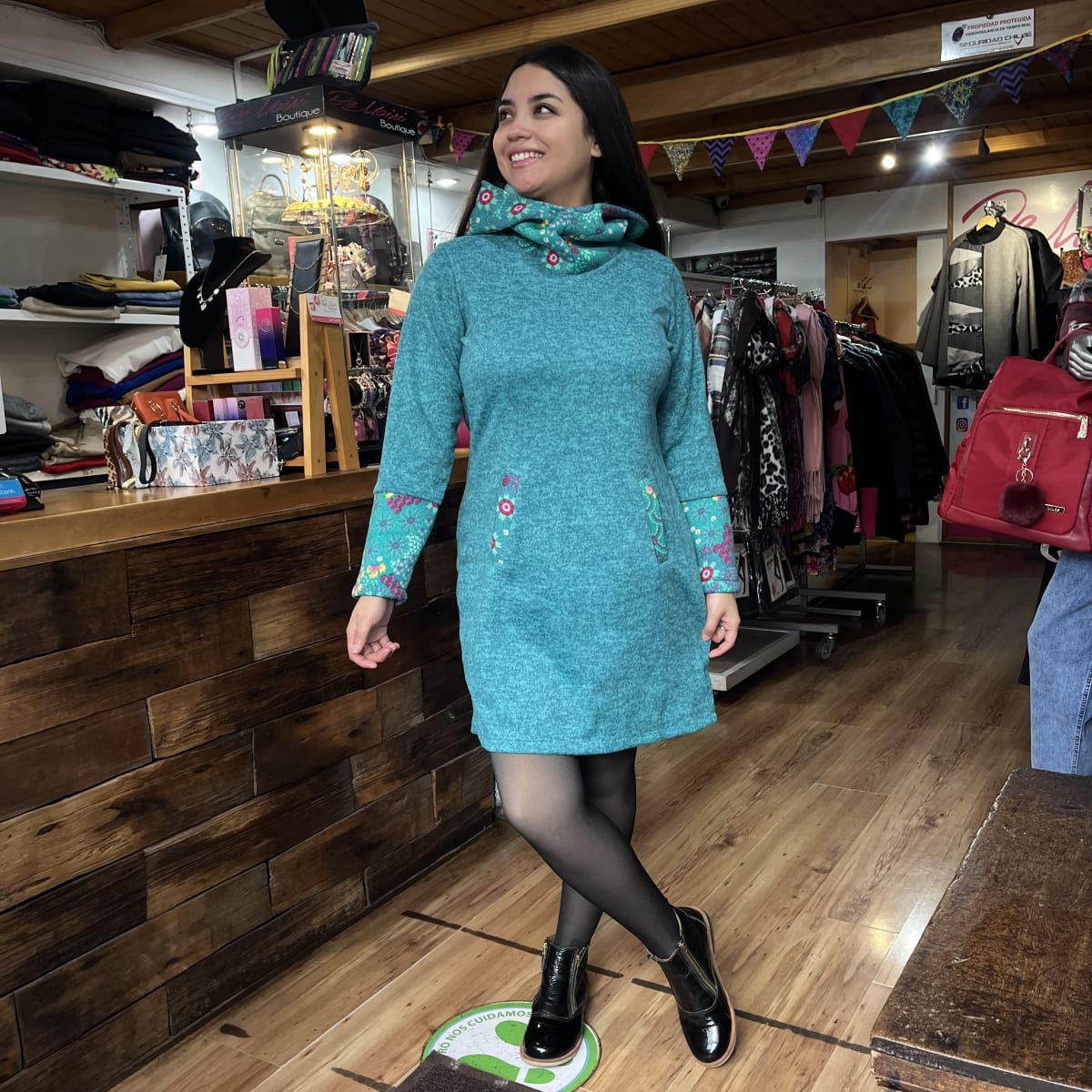 Vestido lanilla verde con capucha y bolsillos3