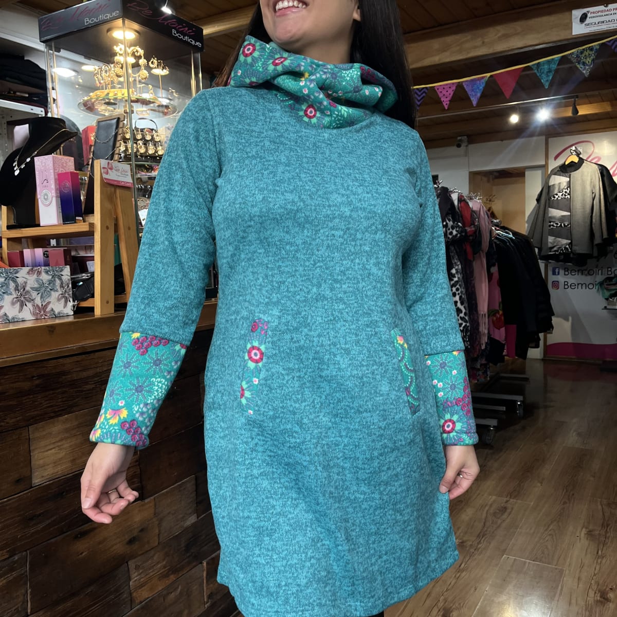 Vestido lanilla verde con capucha y bolsillos2