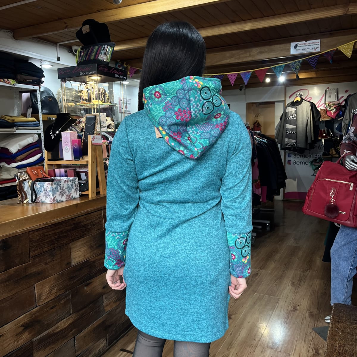 Vestido lanilla verde con capucha y bolsillos4