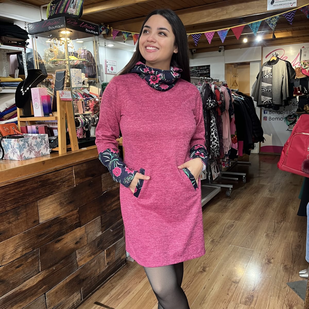 Vestido lanilla fucsia con capucha y bolsillos1