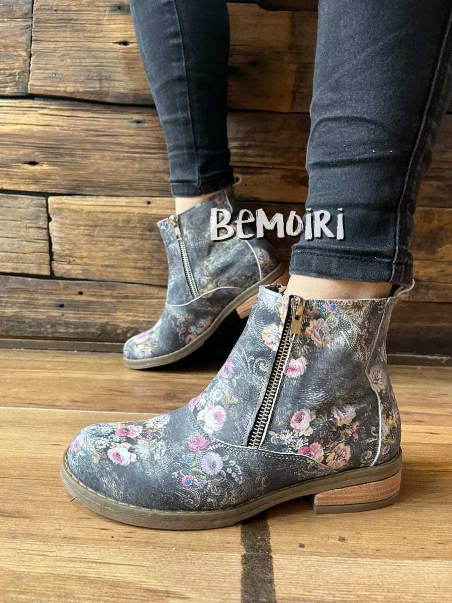 Botín cuero DC gris azulado floral1
