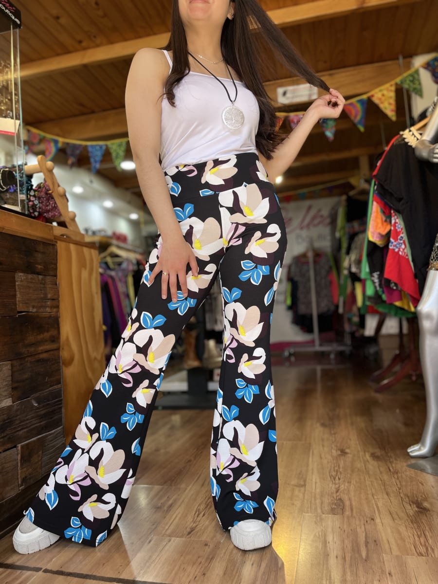 Calza Flare sofia negro estampado flores blancas y calipso1