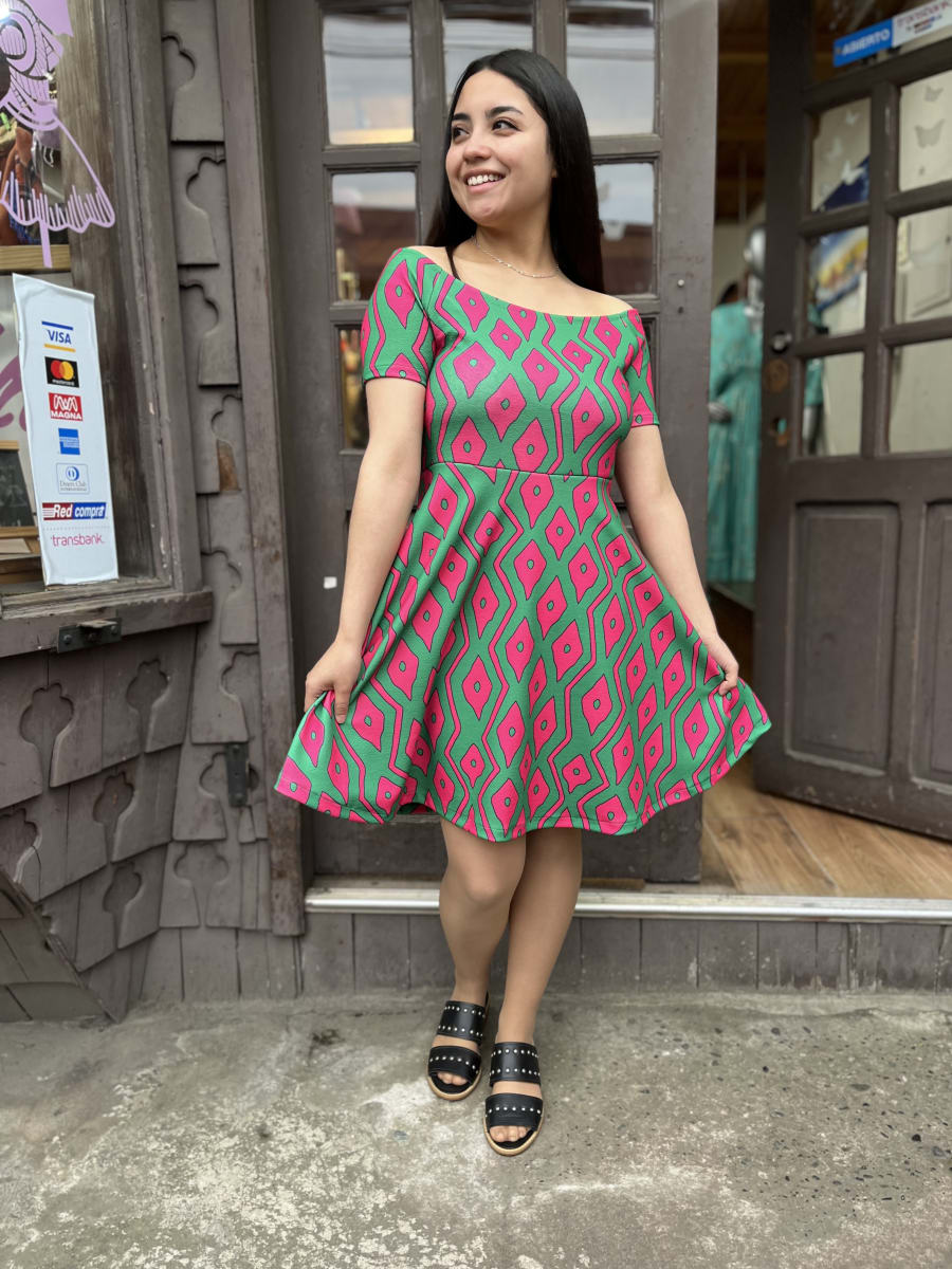 Vestido Sofia sin hombros estampado verde rombos fucsia manga corta1