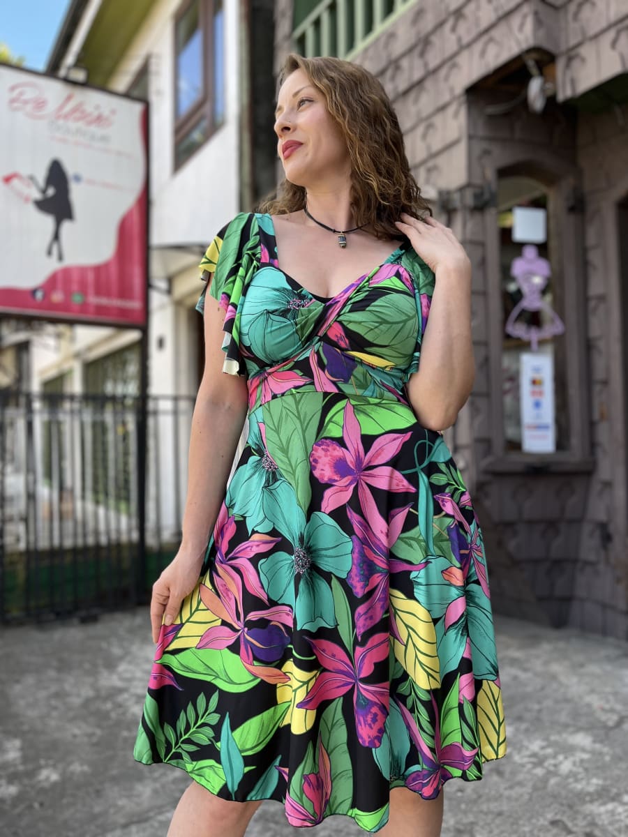 Vestido lycra escote corazon negro floral multicolor manga vuelito3