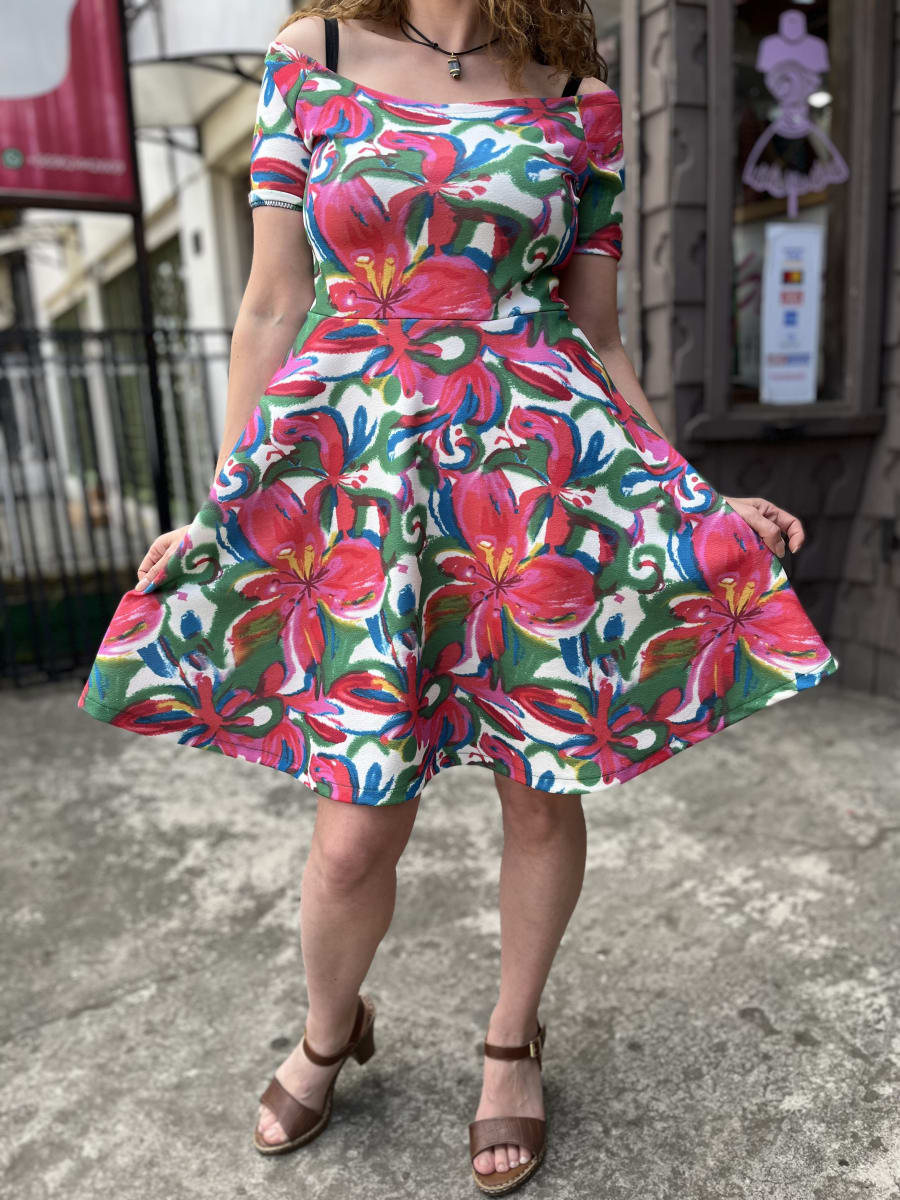 Vestido Sofia sin hombros estampado blanco floral fucsia y verde manga corta2