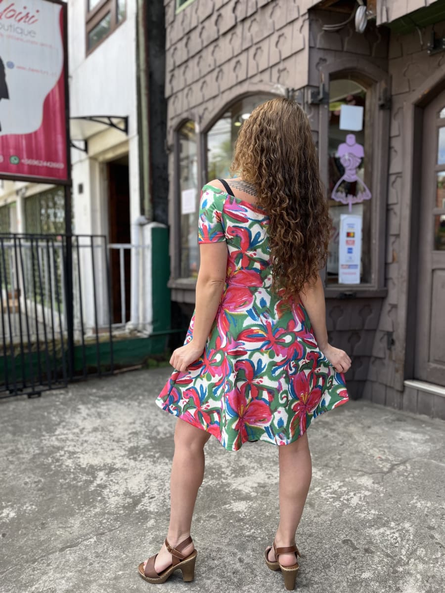 Vestido Sofia sin hombros estampado blanco floral fucsia y verde manga corta3