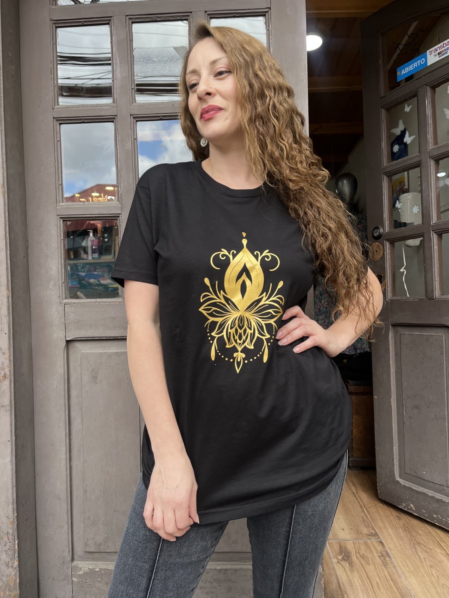 Polera Astrea Gold flor de loto invertida manga corta2