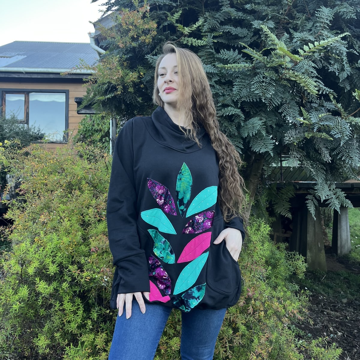 Poleron Elisa franela negro con cuello hojas fucsia turquesa1