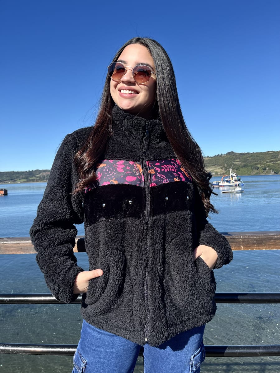 Poleron Astrea Hecates chiporro negro con aplicacion3