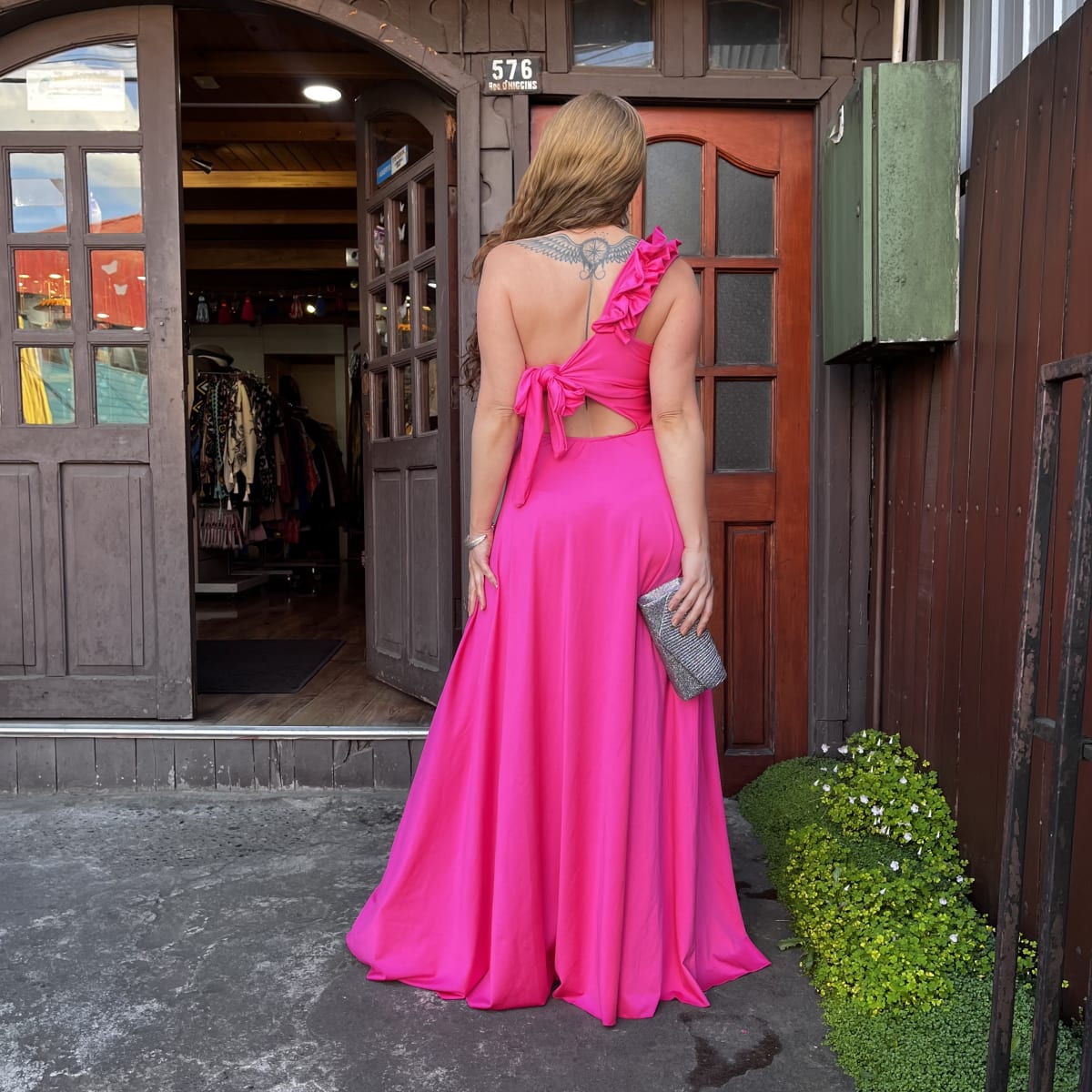 Vestido fiesta fruncido fucsia tajalí pierna3