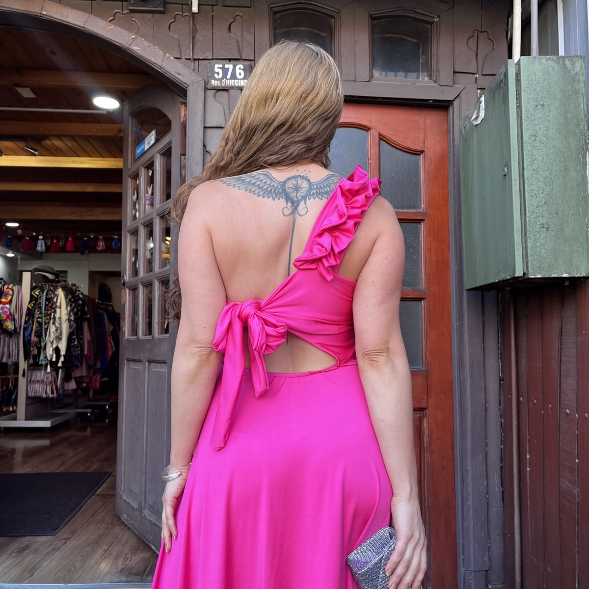Vestido fiesta fruncido fucsia tajalí pierna4