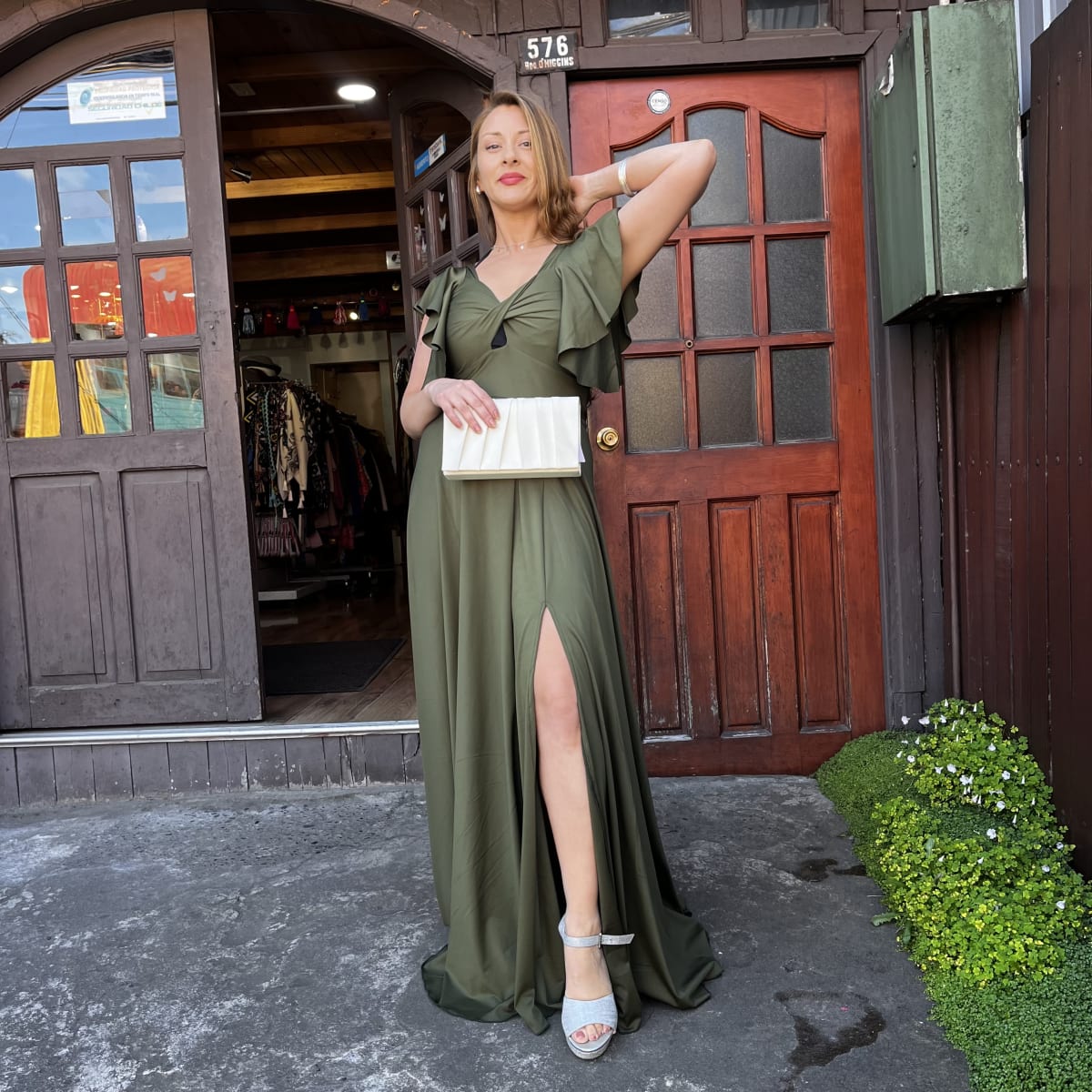 Vestido fiesta Emilia verde musgo tajalí pierna2