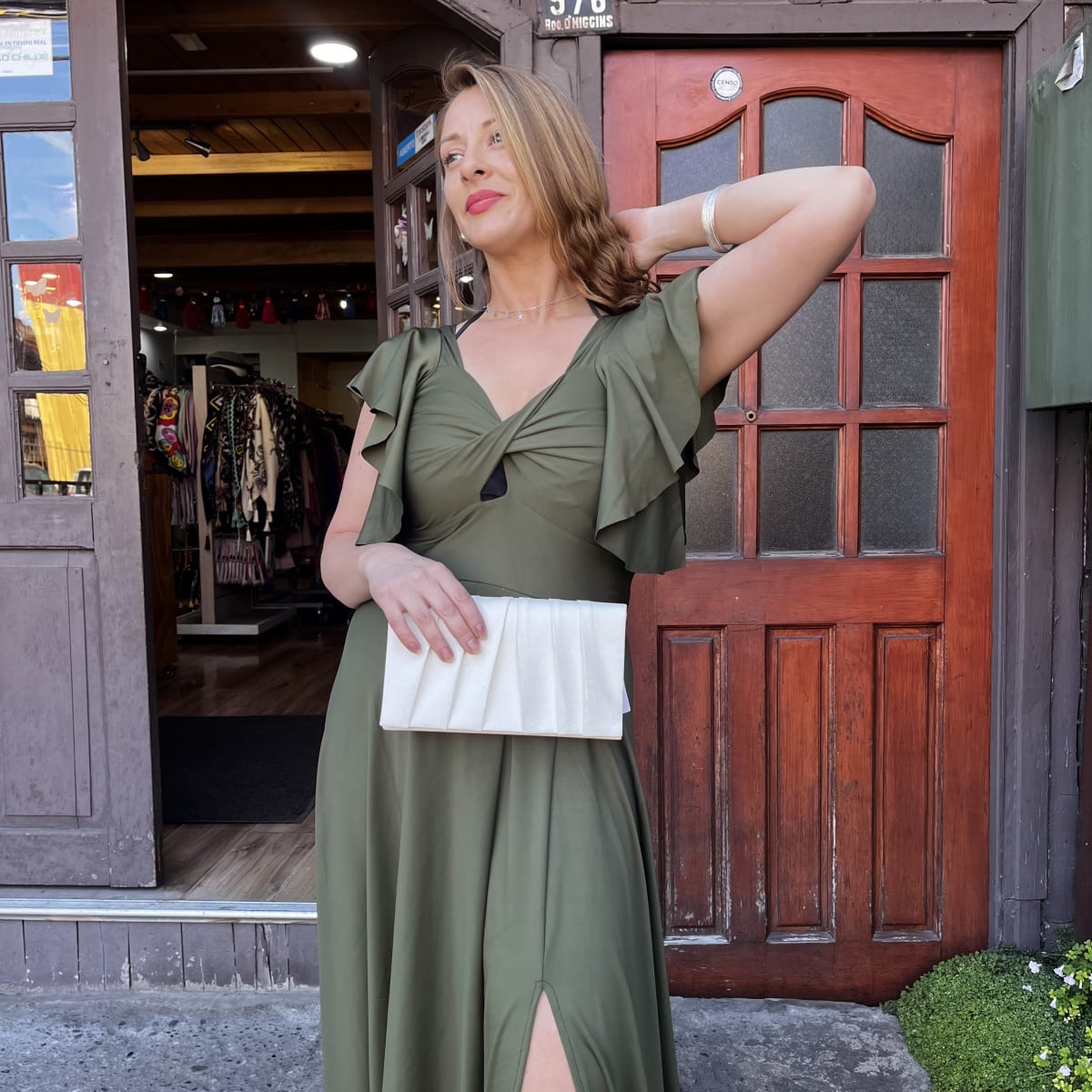 Vestido fiesta Emilia verde musgo tajalí pierna3