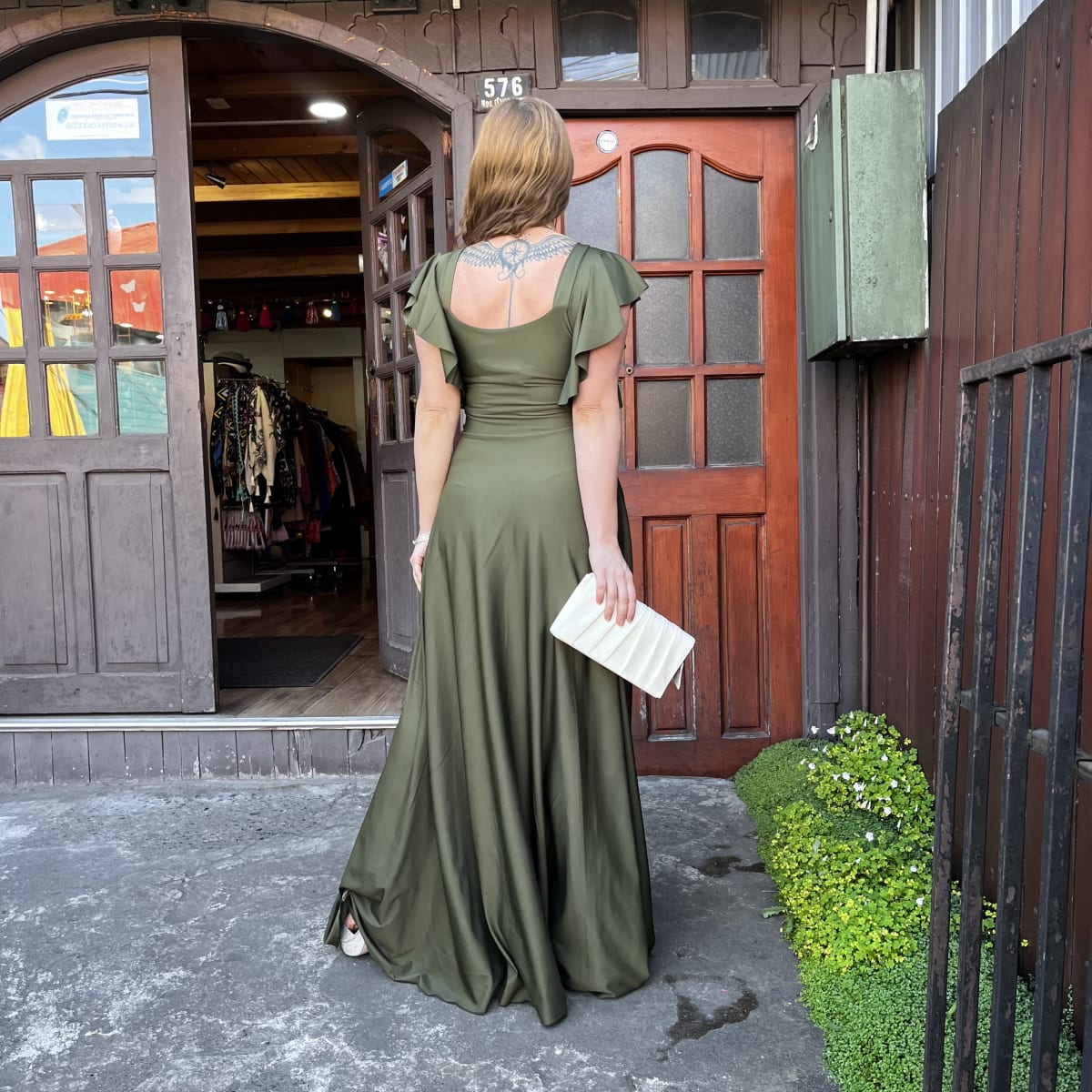 Vestido fiesta Emilia verde musgo tajalí pierna4