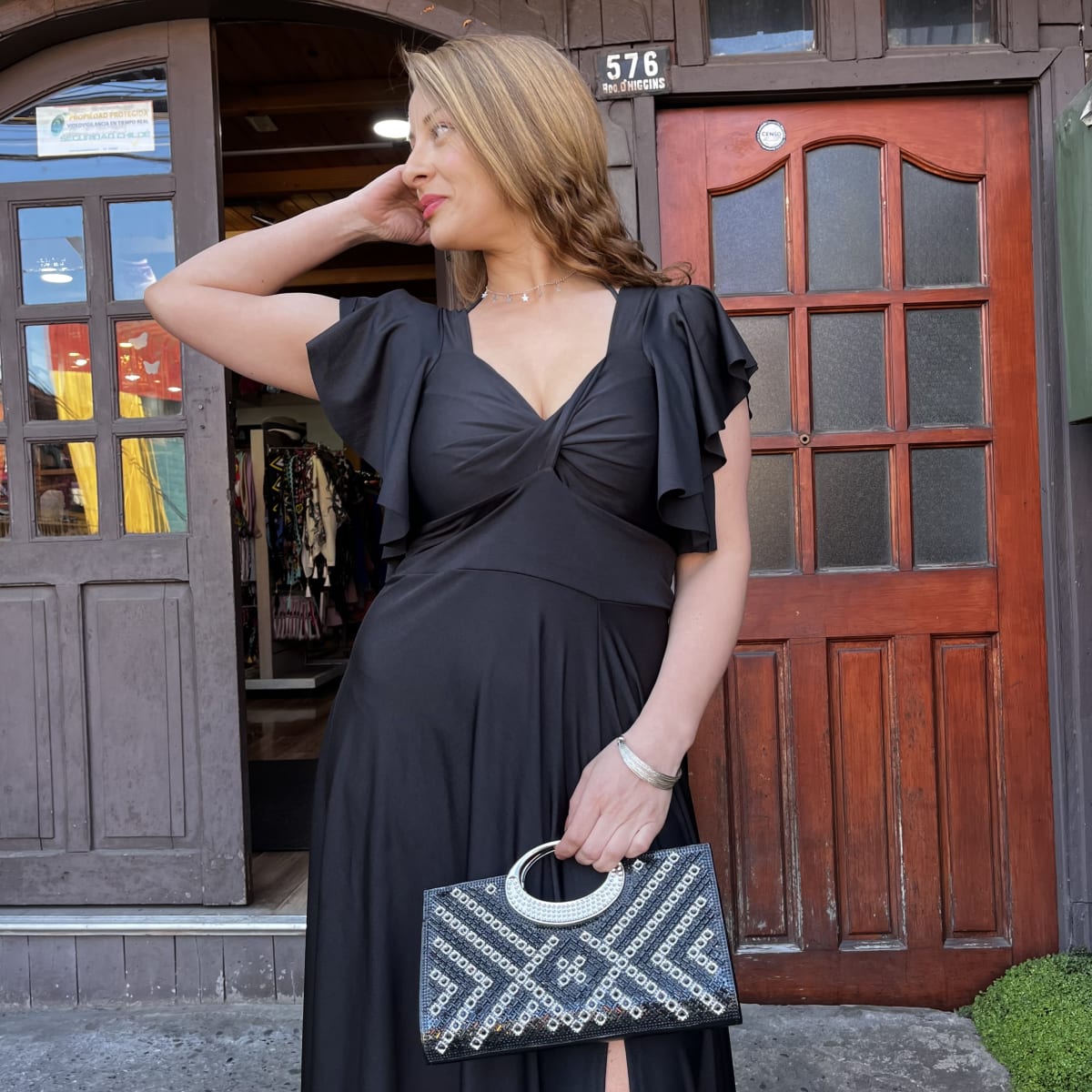 Vestido fiesta Emilia negro tajalí pierna3