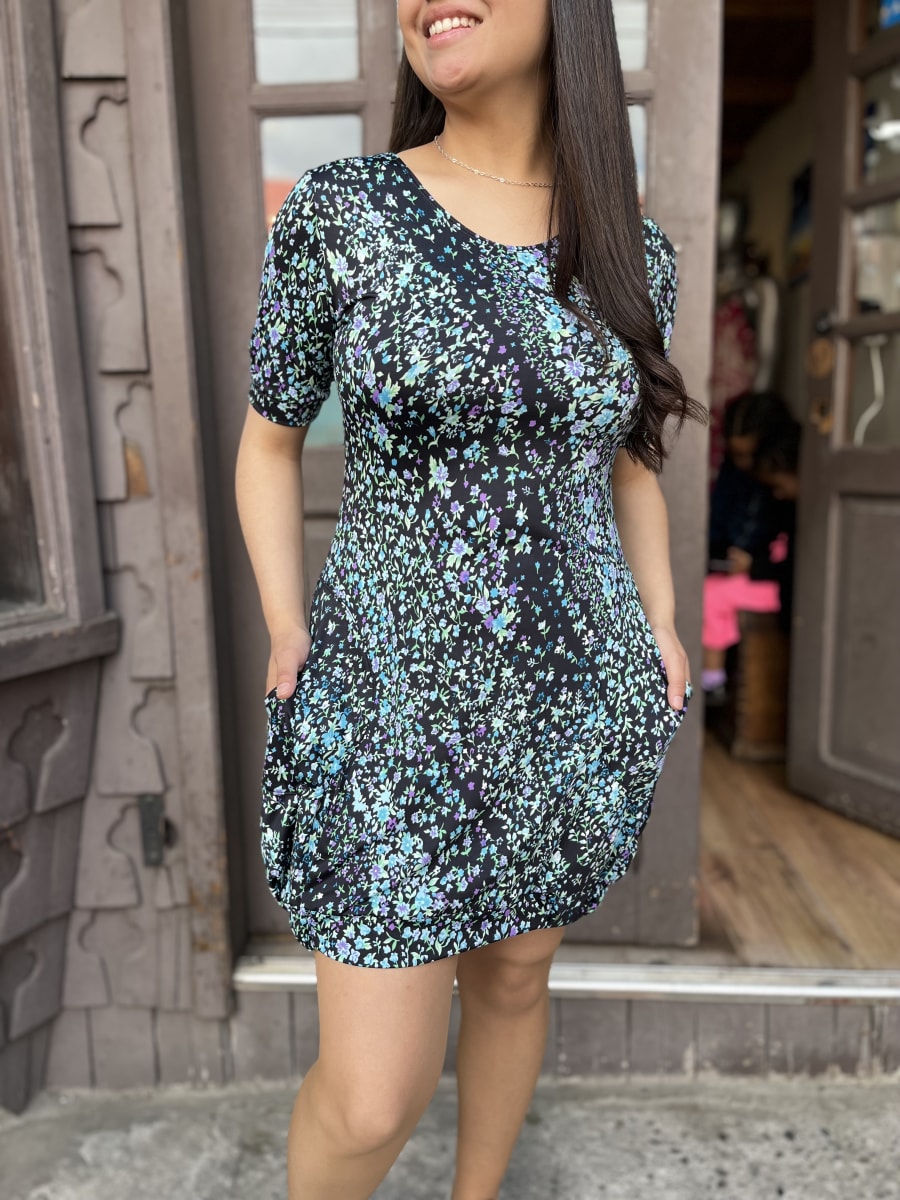 Vestido globo lycra negro florecitas verdes y lila2