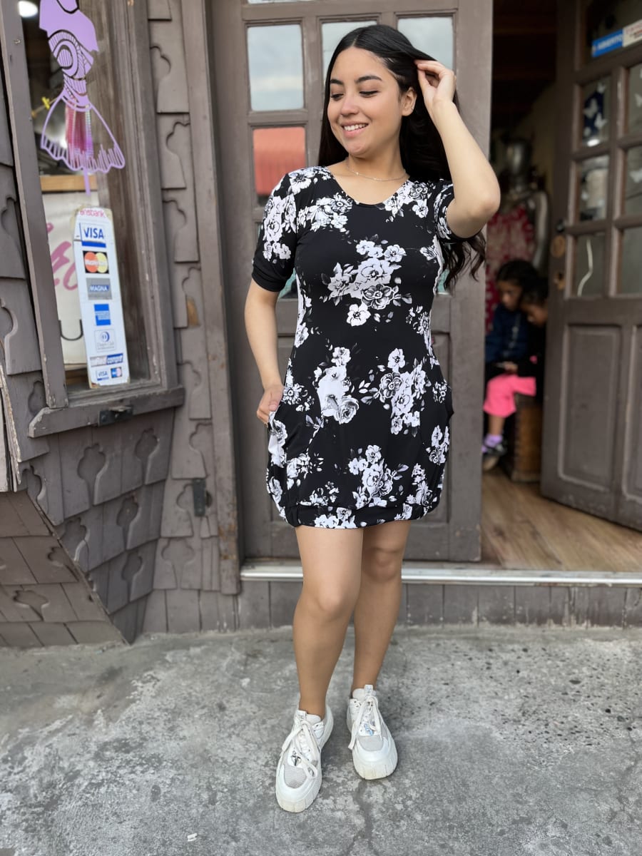 Vestido Globo lycra negro flores blancas2