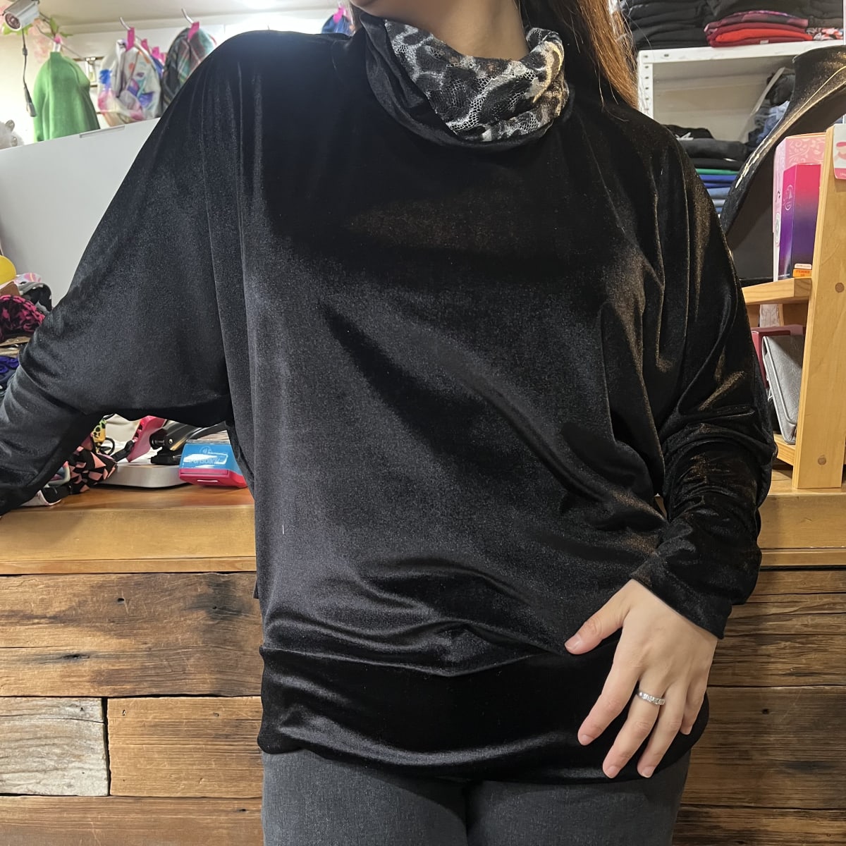 Poleron Maritza negro cuello malla print1
