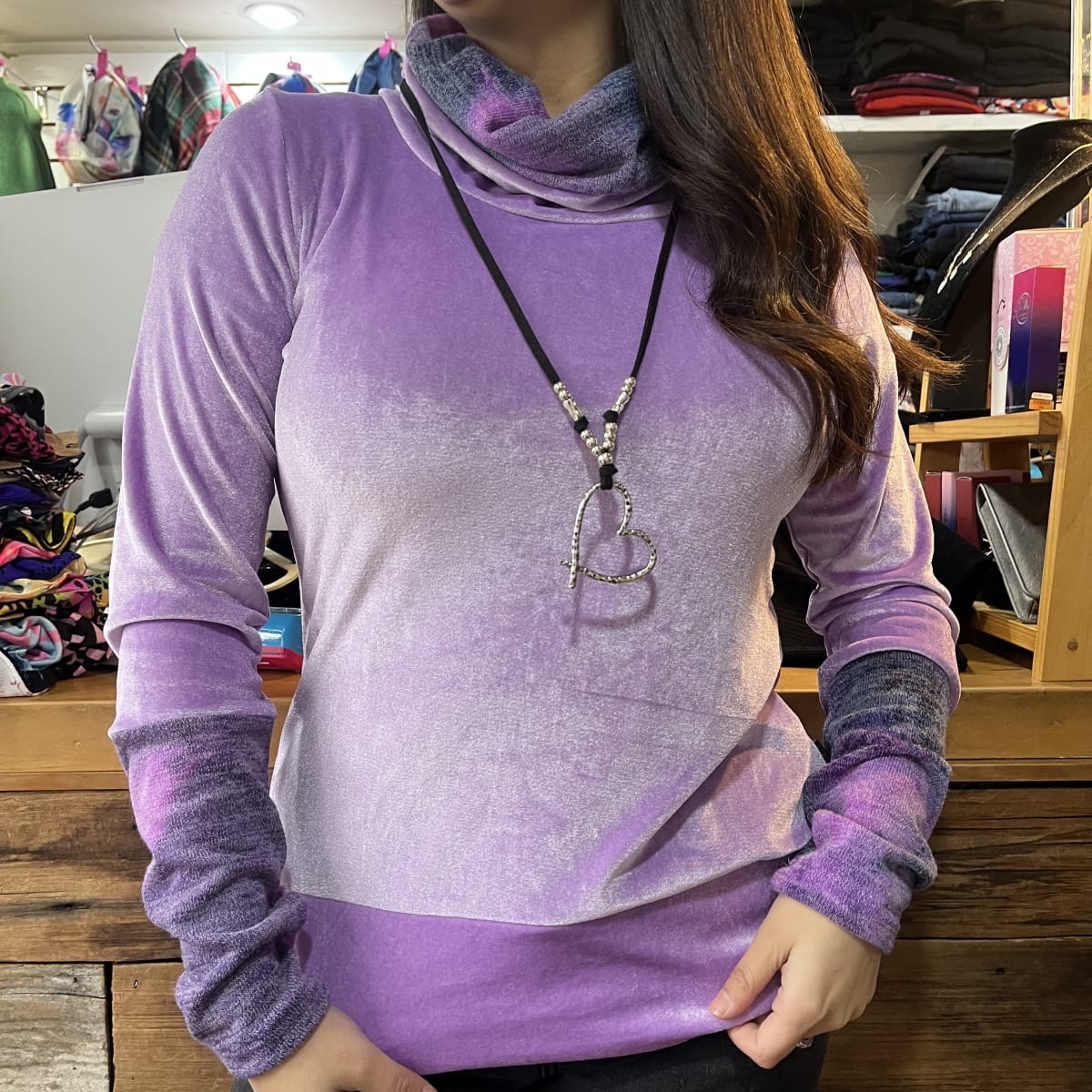 Poleron Alejandra velvet lila aplicacion tie dye morado3