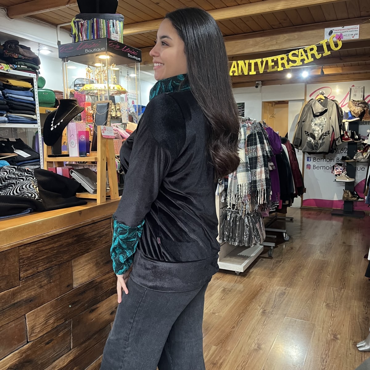 Poleron Alejandra velvet negro aplicacion malla verde brillo4