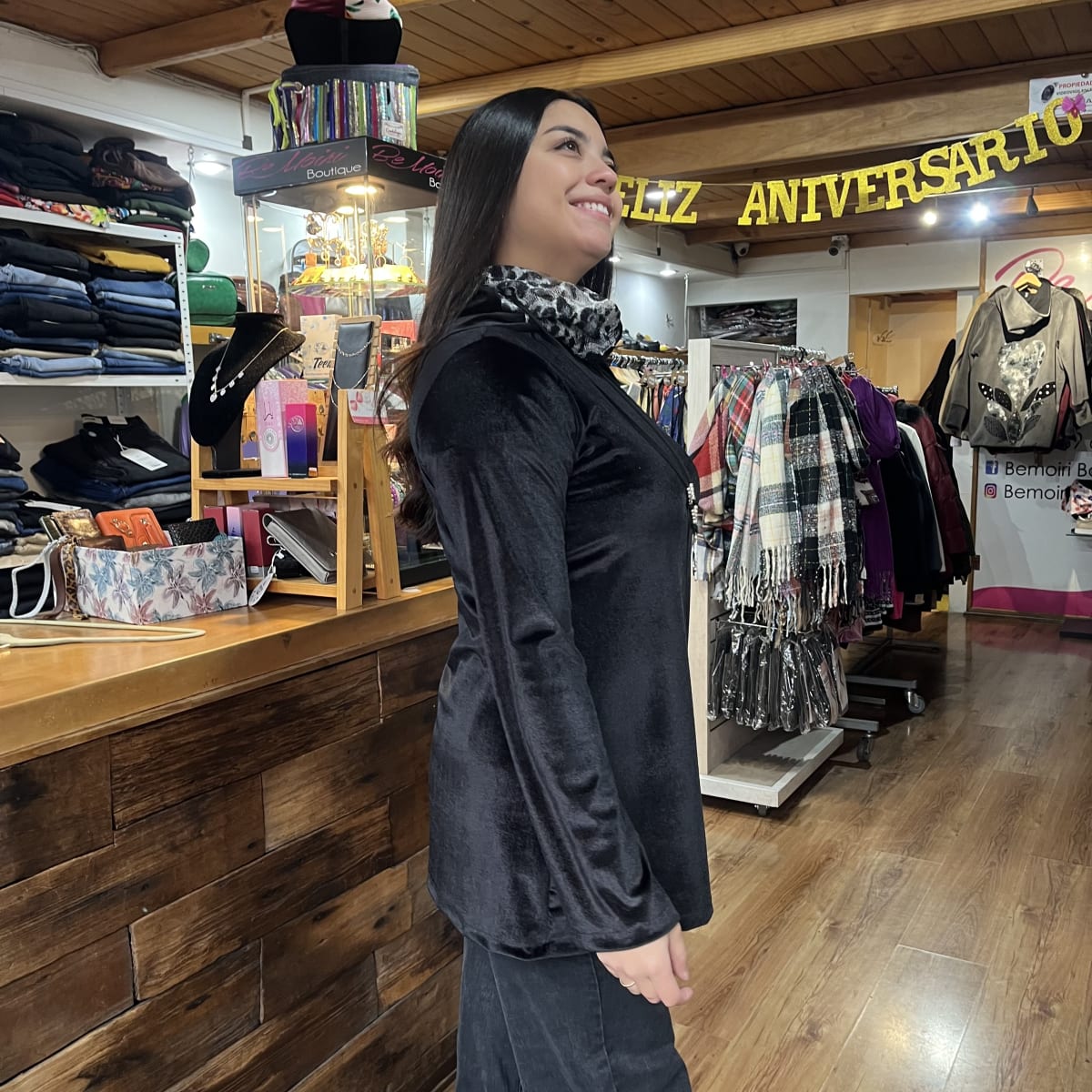 Poleron Paola velvet negro cuello malla print3