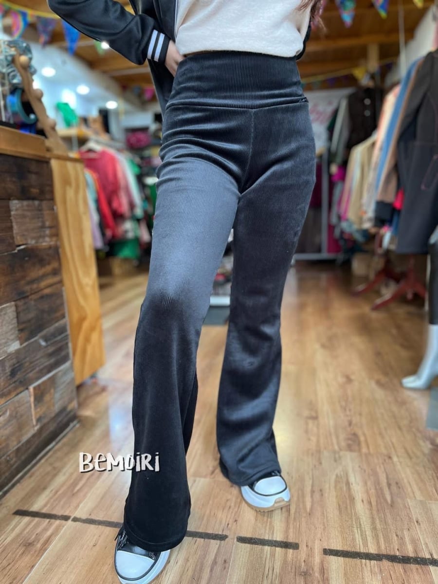 Pantalón Jennifer flare cotelé forrado negro alto invierno2
