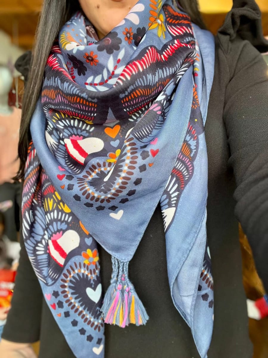 Pañuelo borlas 130*130 cms gris azulado corazones multicolor1