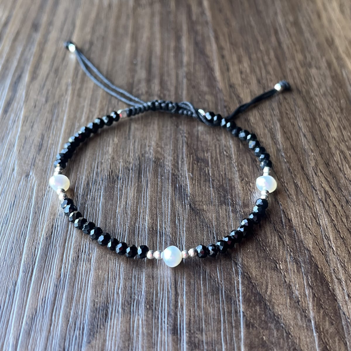 Pulsera Plata 925 negra perlas rio cristales macramé2