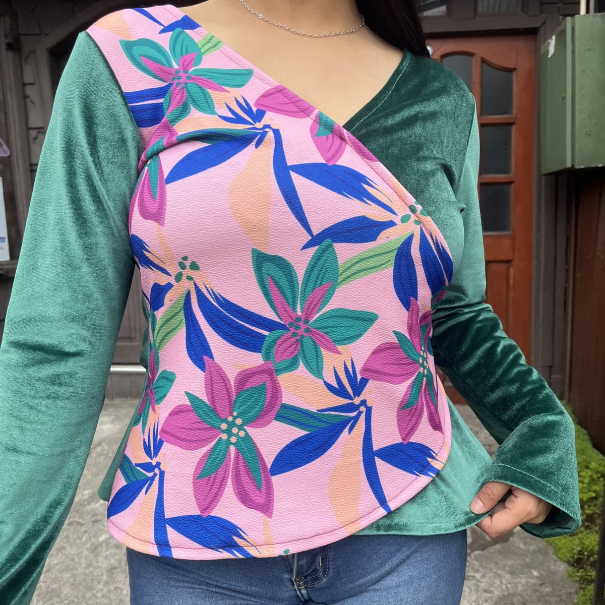Polera Gloria velvet verde floral lila2