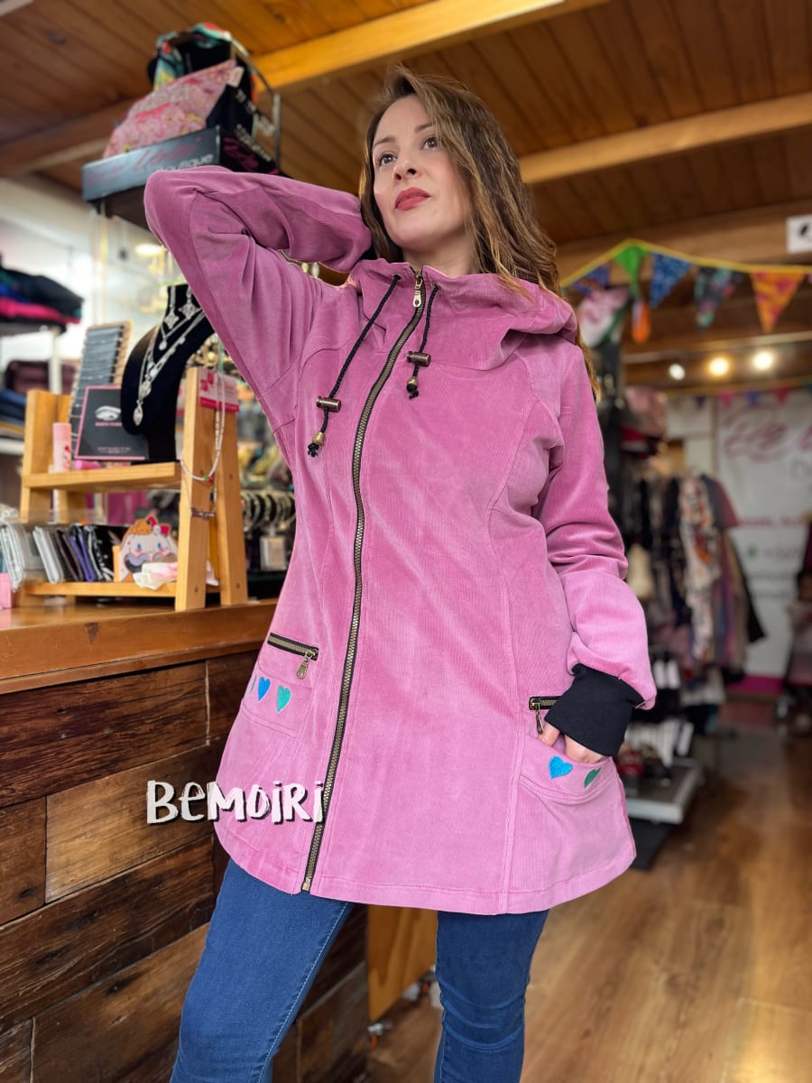 Abrigo cotelé algodón malva bordado corazones turquesas con capucha1