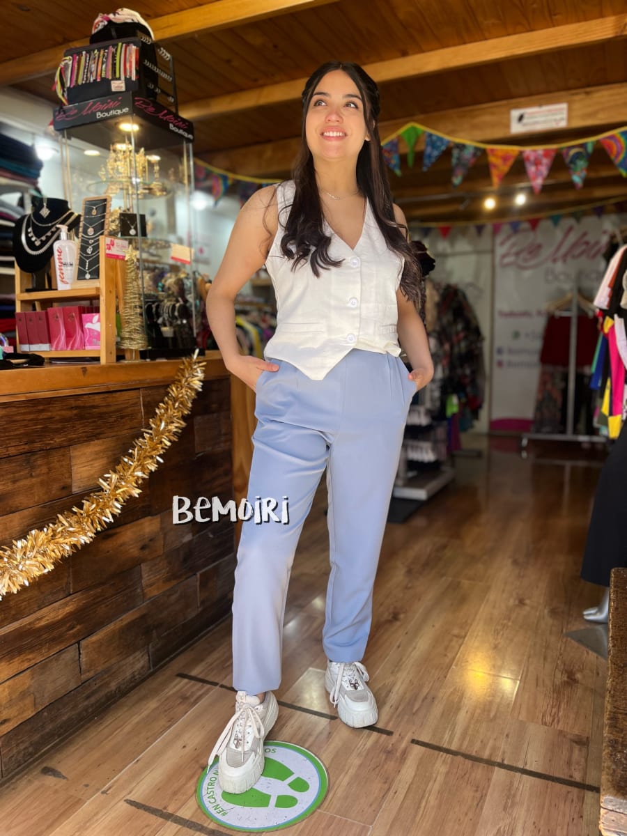 Pantalón básico celeste con bolsillos  tiro alto1