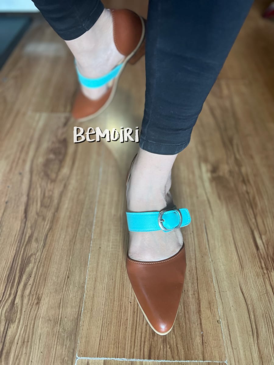 Babucha cuero camel y turquesa con hebilla2