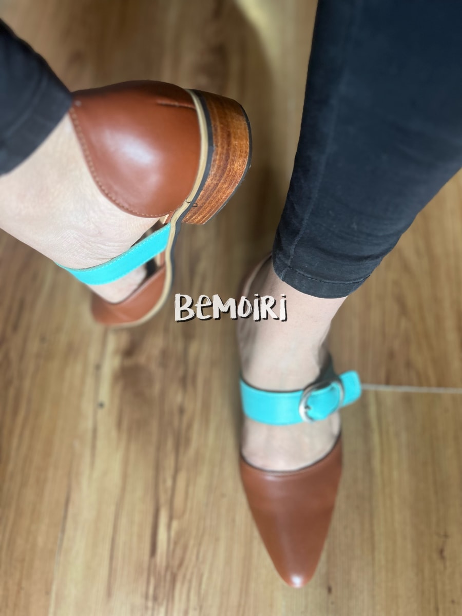 Babucha cuero camel y turquesa con hebilla3