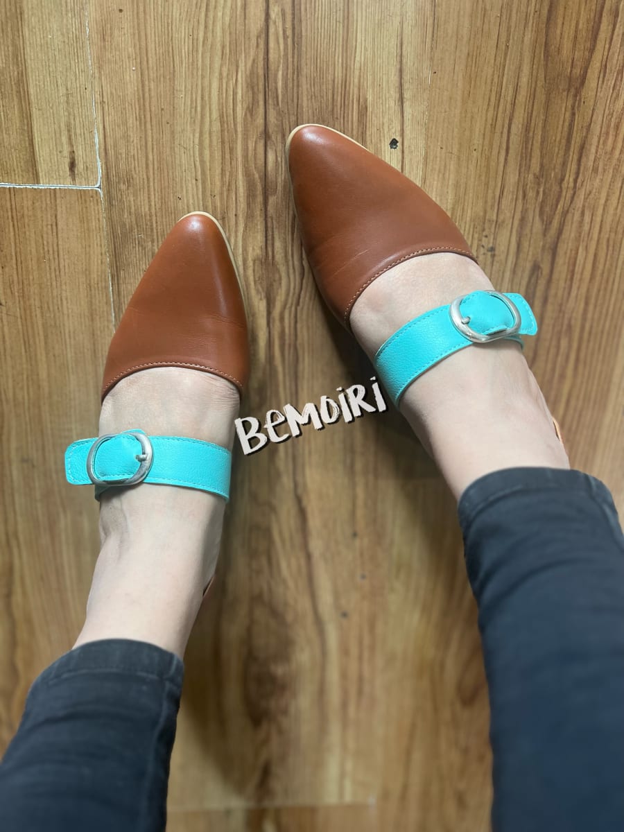 Babucha cuero camel y turquesa con hebilla1
