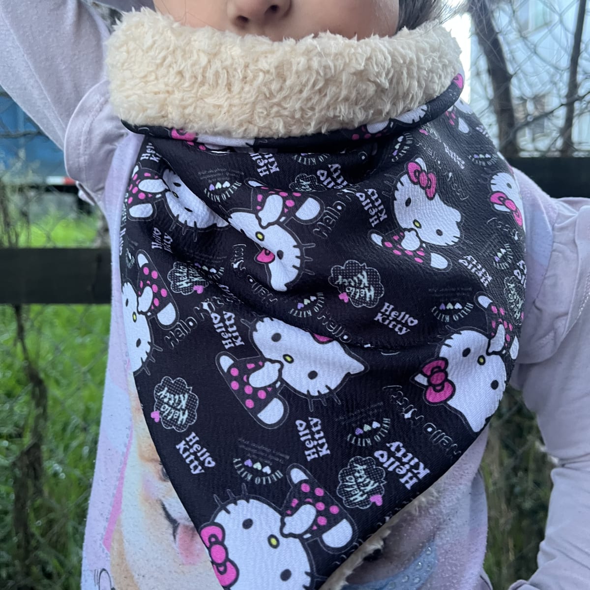 Bandana Isidora Hello Kitty negro sentada beige2