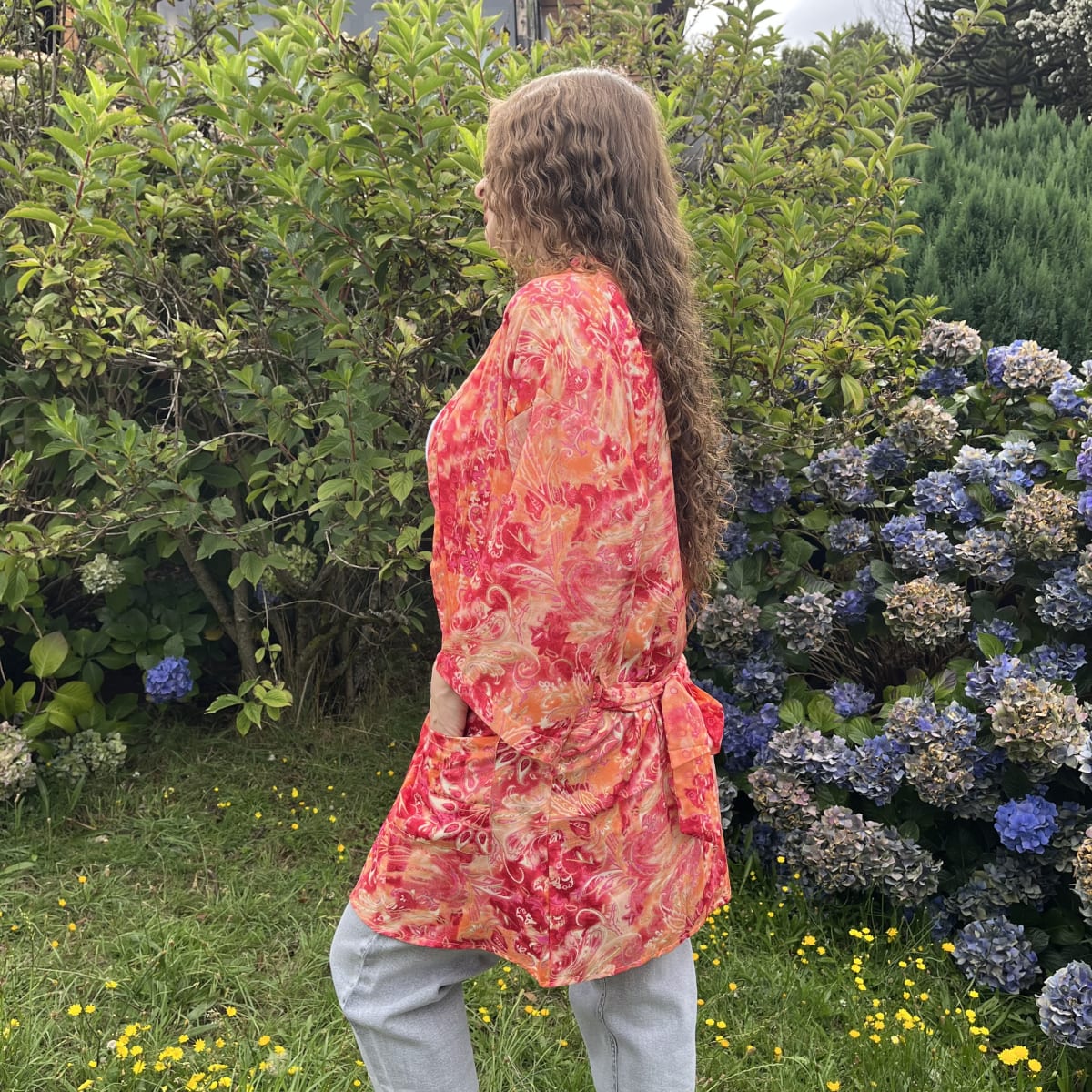 Kimono India seda con lazo y bolsillos naranjo rojo3