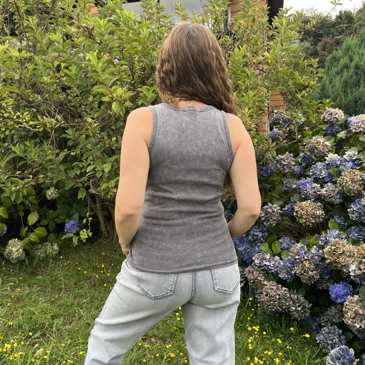 Camiseta algodon rib deslavado gris2