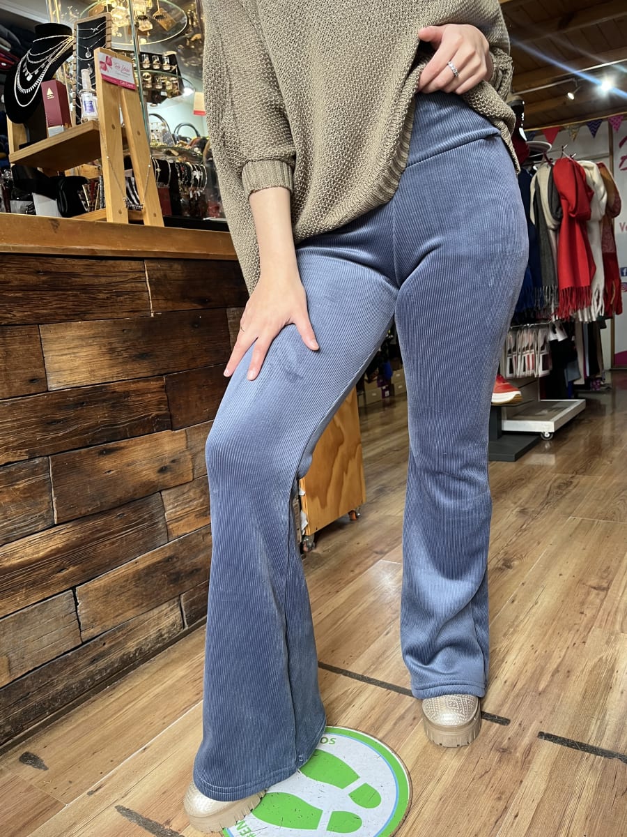 Pantalon Jennifer flare azul piedra cotelé forrado alto invierno2