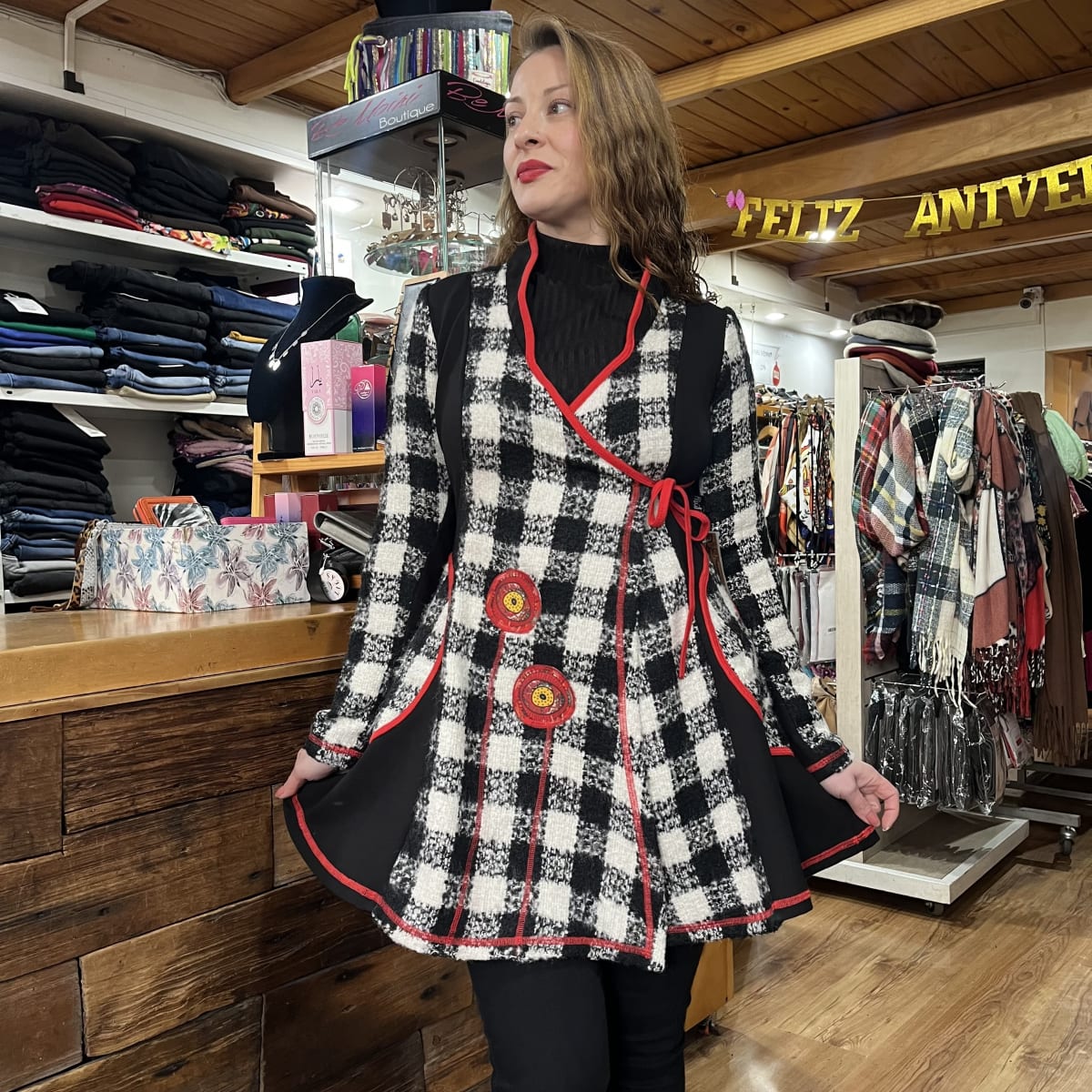 Abrigo Kisu doble cruce escoces negro blanco y rojo2